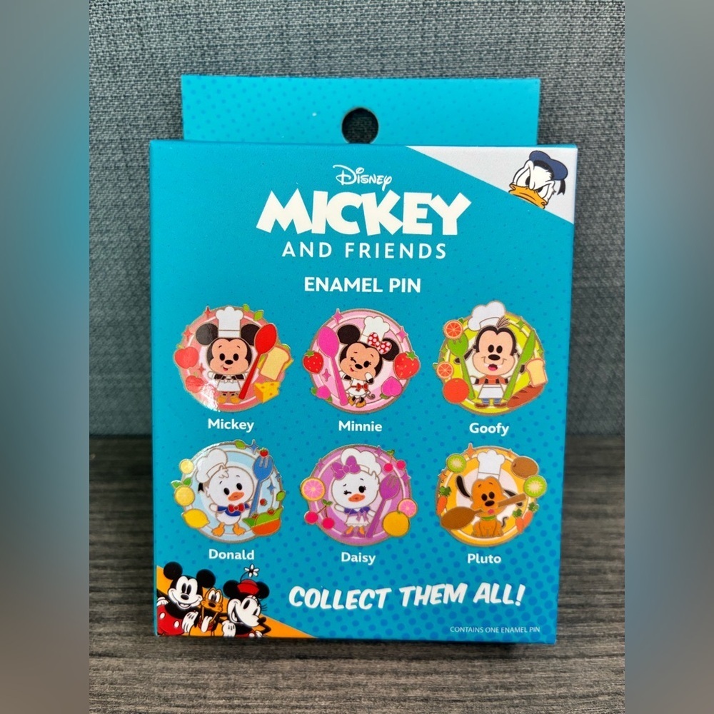 Disneys Mickey and Friends Blind Box Pin- Goofy - Picture 4 of 8